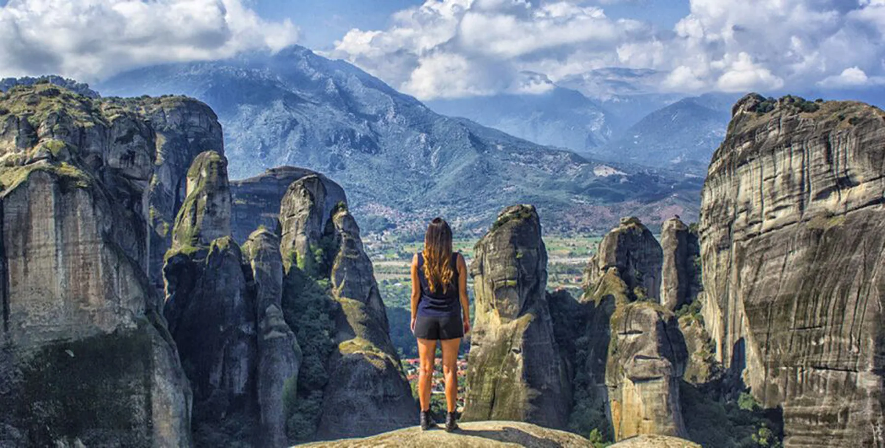 Viajera contemplando el paisaje rocoso de Meteora