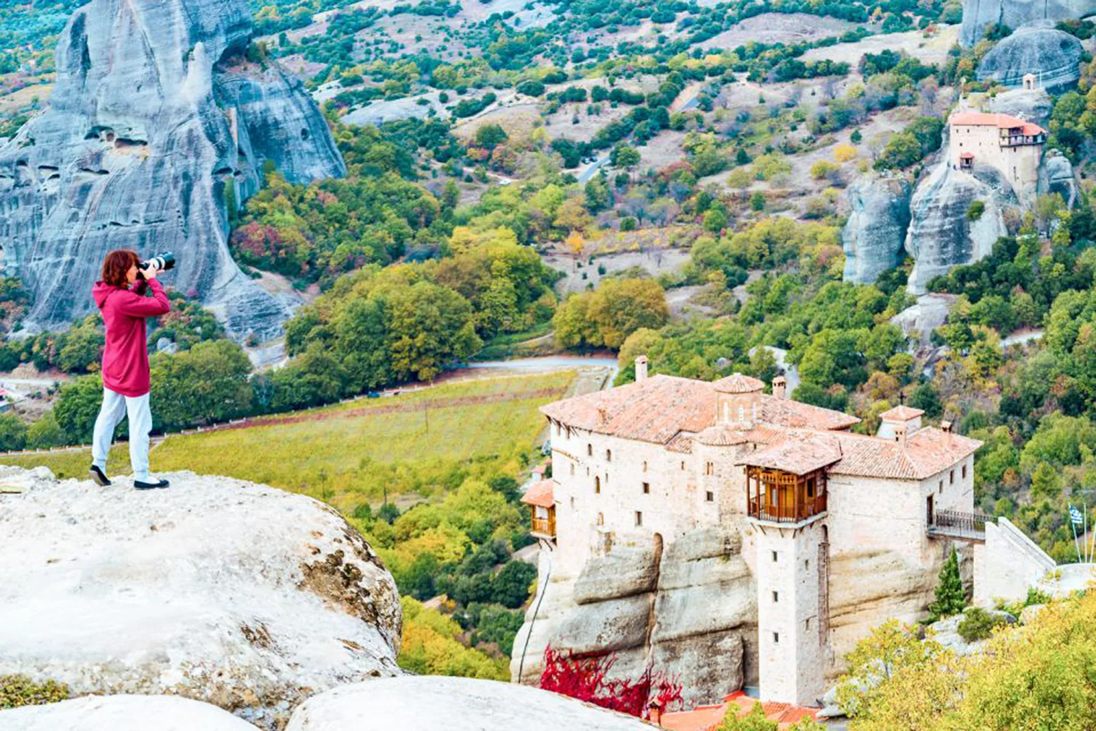 Viajera fotografiando los monasterios y las formaciones rocosas de Meteora