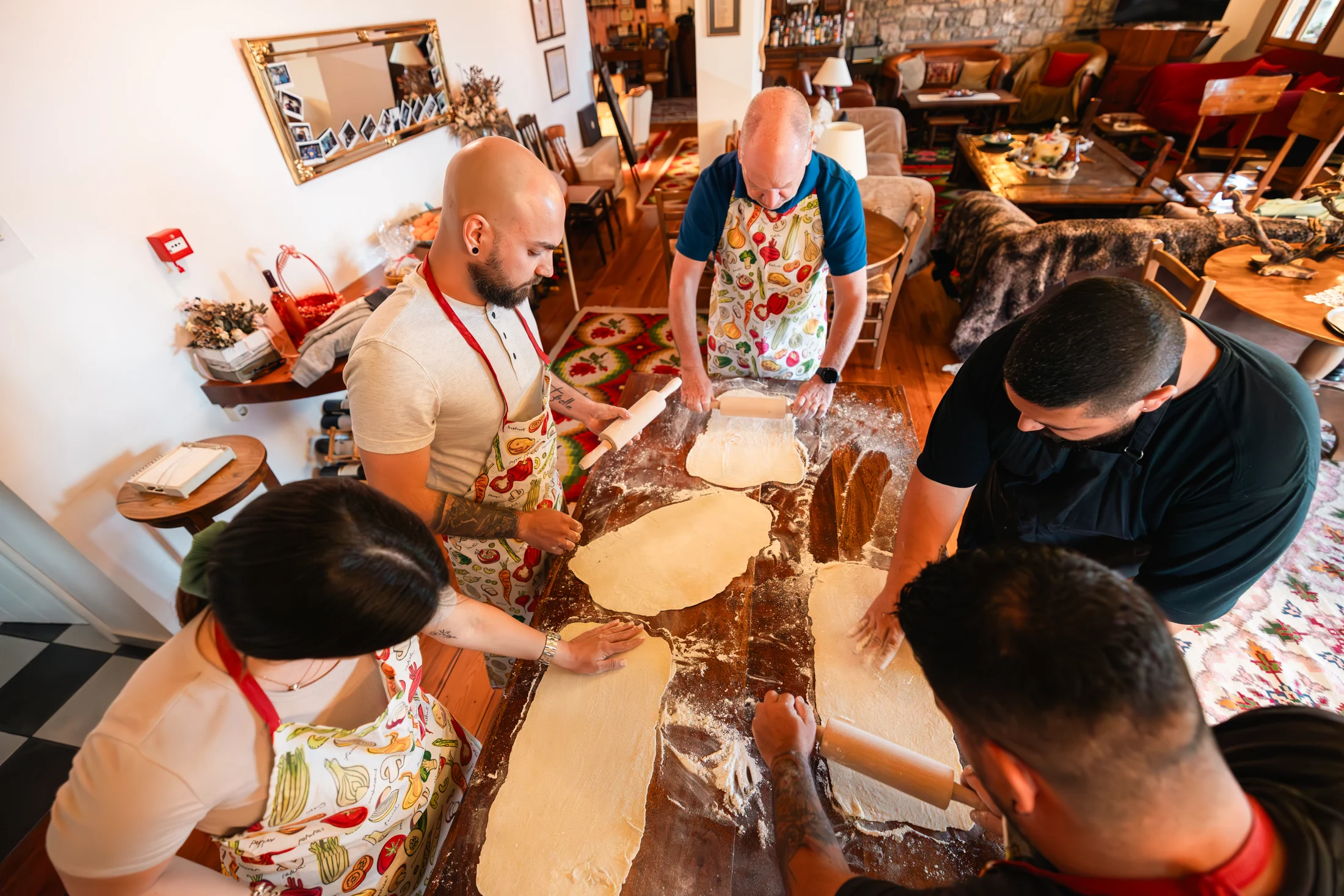 Grupo participando en un taller de cocina tradicional en Arcadia